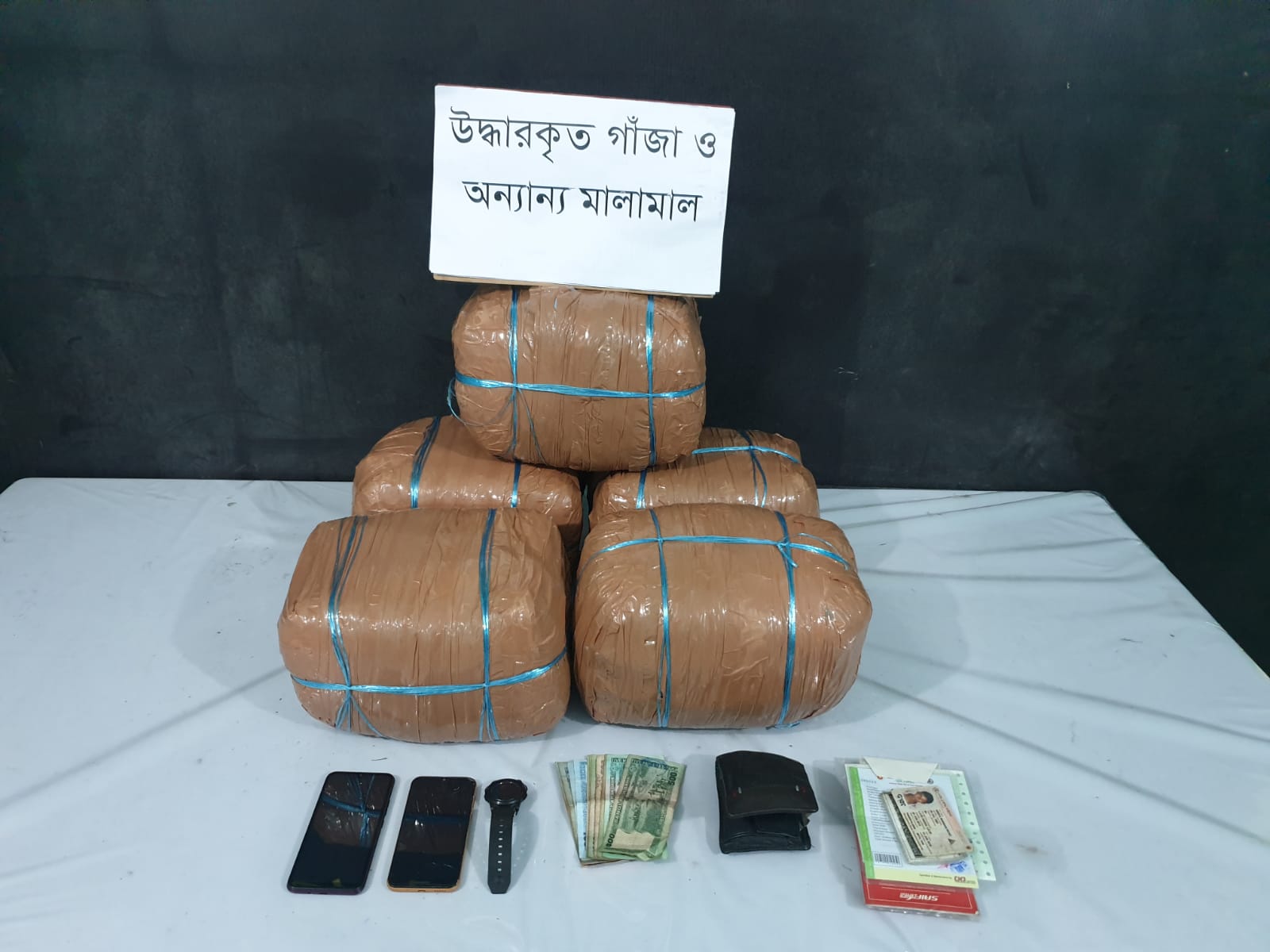 চট্টগ্রামে পৃথক অভিযানে ৮৮ কেজি গাঁজাসহ আটক ৩ চট্টগ্রামে পৃথক অভিযানে ৮৮ কেজি গাঁজাসহ আটক ৩