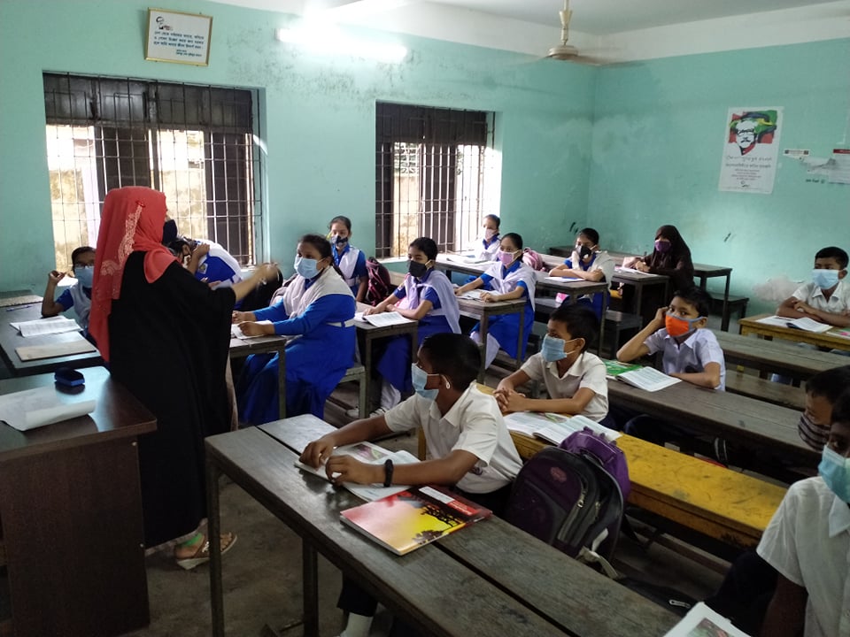 সহপাঠী-শিক্ষকদের সান্নিধ্যে উচ্ছ্বসিত শিক্ষার্থীরা সহপাঠী-শিক্ষকদের সান্নিধ্যে উচ্ছ্বসিত শিক্ষার্থীরা
