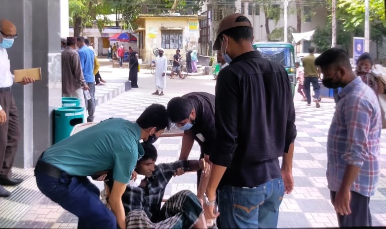 কাভার্ডভ্যানের ধাক্কায় ভাঙল ব্যাংকের সীমানা প্রাচীর, আহত ৭ কাভার্ডভ্যানের ধাক্কায় ভাঙল ব্যাংকের সীমানা প্রাচীর, আহত ৭