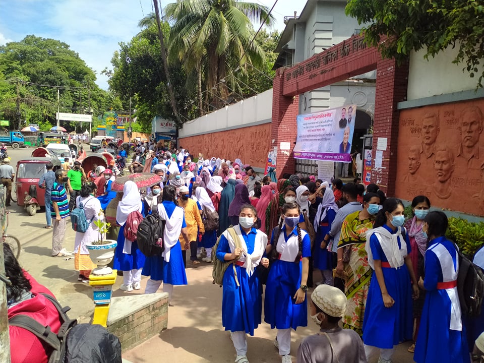 সহপাঠী-শিক্ষকদের সান্নিধ্যে উচ্ছ্বসিত শিক্ষার্থীরা সহপাঠী-শিক্ষকদের সান্নিধ্যে উচ্ছ্বসিত শিক্ষার্থীরা