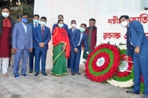 নগরে বিনম্র শ্রদ্ধায় শহীদদের স্মরণ, শহীদ মিনারে মানুষের ঢল নগরে বিনম্র শ্রদ্ধায় শহীদদের স্মরণ, শহীদ মিনারে মানুষের ঢল