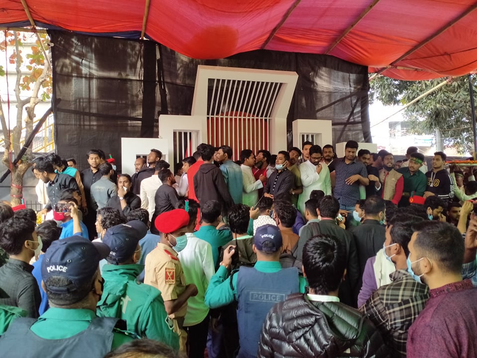 নগরে ফুলেল শ্রদ্ধায় ভাষা শহীদদের স্মরণ নগরে ফুলেল শ্রদ্ধায় ভাষা শহীদদের স্মরণ