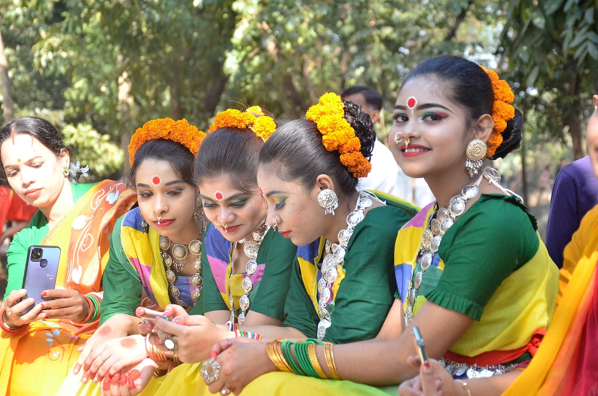 ফাগুনের আগুনে ভালোবাসার পরশ ফাগুনের আগুনে ভালোবাসার পরশ