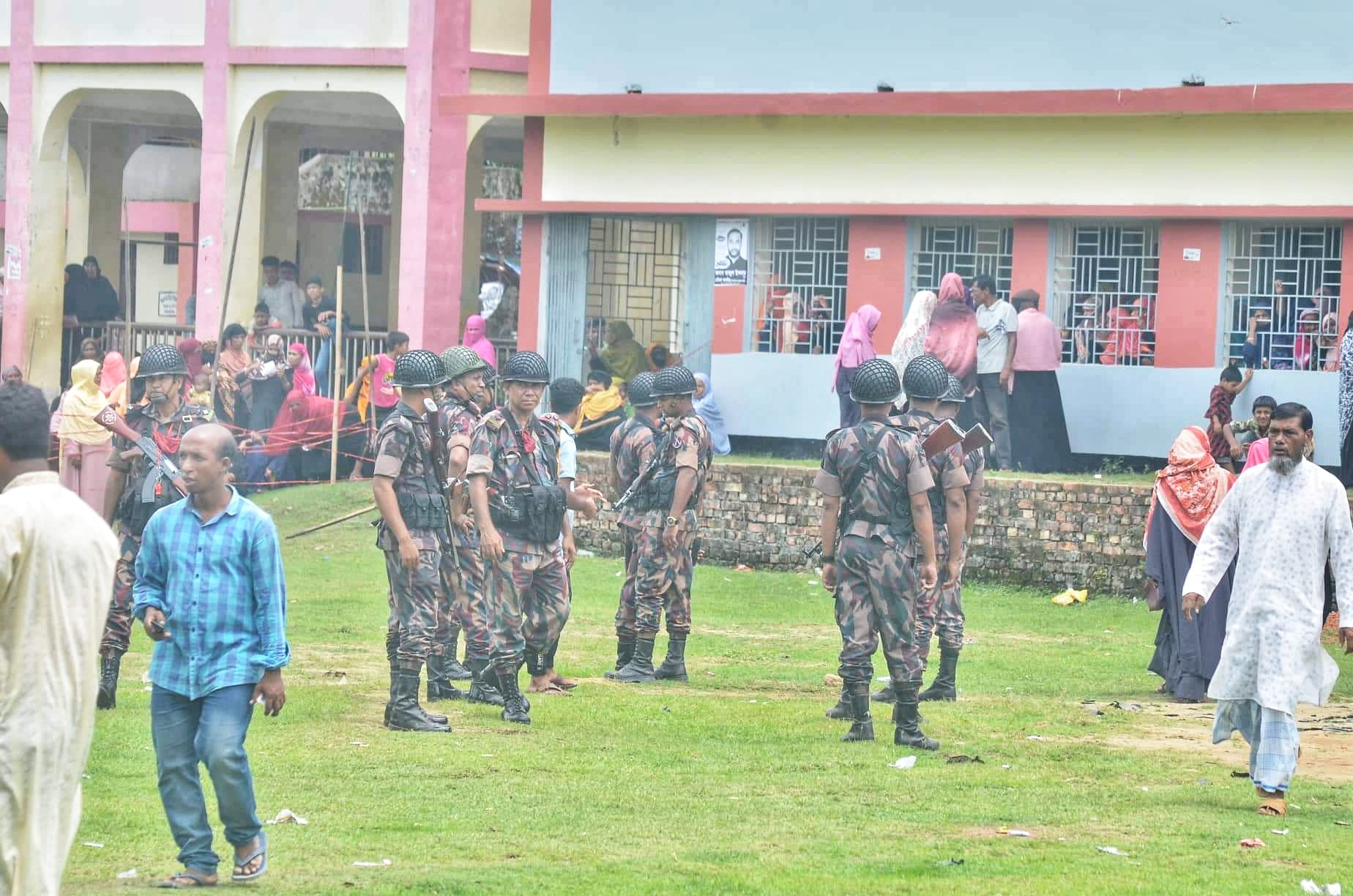 চট্টগ্রামের ১৮ ইউপিতে চলছে ভোট, নিরাপত্তা জোরদার চট্টগ্রামের ১৮ ইউপিতে চলছে ভোট, নিরাপত্তা জোরদার