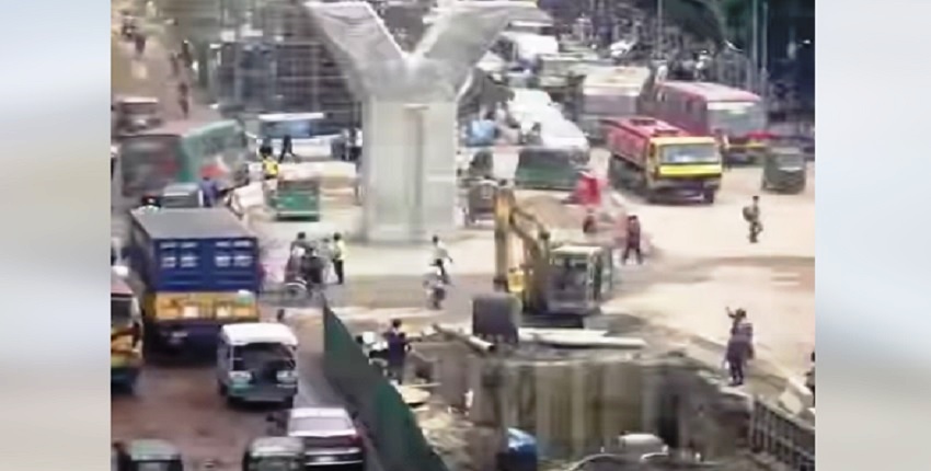 ভয়-আতঙ্কে পথচারী ঝুঁকি নিয়ে চলছে যানবাহন