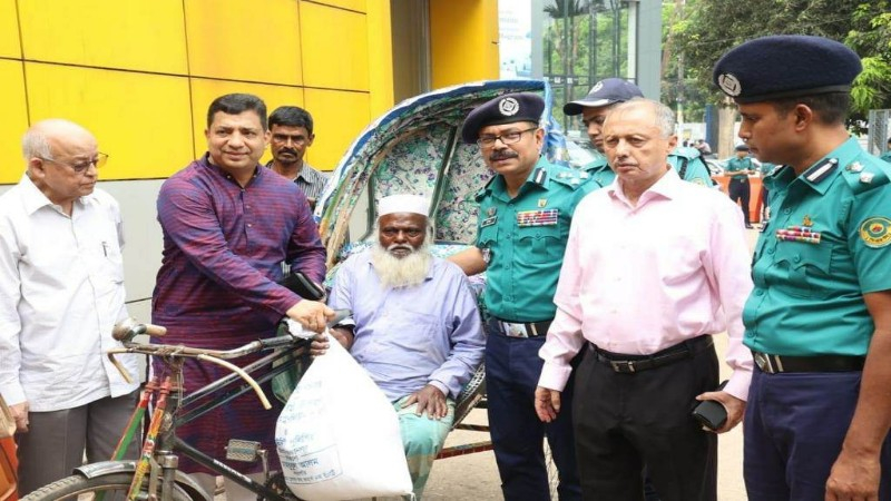 কমিউনিটি পুলিশিং চট্টগ্রাম মহানগরের উদ্যোগে দুঃস্থদের মাঝে উপহার সামগ্রী বিতরণ কমিউনিটি পুলিশিং চট্টগ্রাম মহানগরের উদ্যোগে দুঃস্থদের মাঝে উপহার সামগ্রী বিতরণ