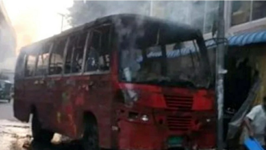 অবরোধ: চট্টগ্রামে ৩ গাড়িতে আগুন,প্রাইভেট কার ভাঙচুর অবরোধ: চট্টগ্রামে ৩ গাড়িতে আগুন,প্রাইভেট কার ভাঙচুর