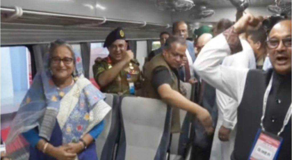 আইকনিক স্টেশন থেকে টিকেট কেটে ট্রেন যাত্রায় প্রধানমন্ত্রী প্রধানমন্ত্রী, আইকনিক, ট্রেন