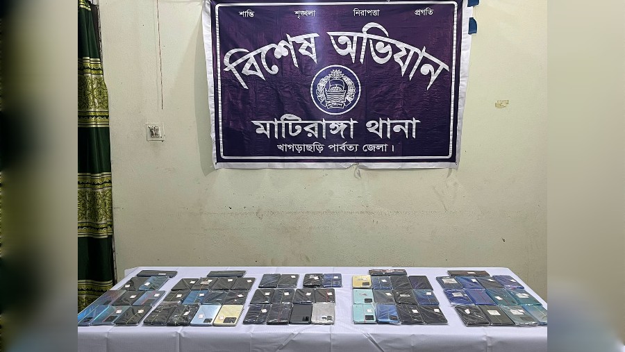 মাটিরাঙ্গায় ভারতীয় ৬০টি স্মার্ট মোবাইলসহ আটক ৩ মাটিরাঙ্গা মোবাইল, ভারতীয়