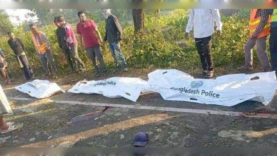চলন্ত লরিতে চালকের চোখে ঘুম, সড়কে পিষে মারল ৩ শ্রমিক চলন্ত লরিতে চালকের চোখে ঘুম, সড়কে পিষে মারল ৩ শ্রমিক