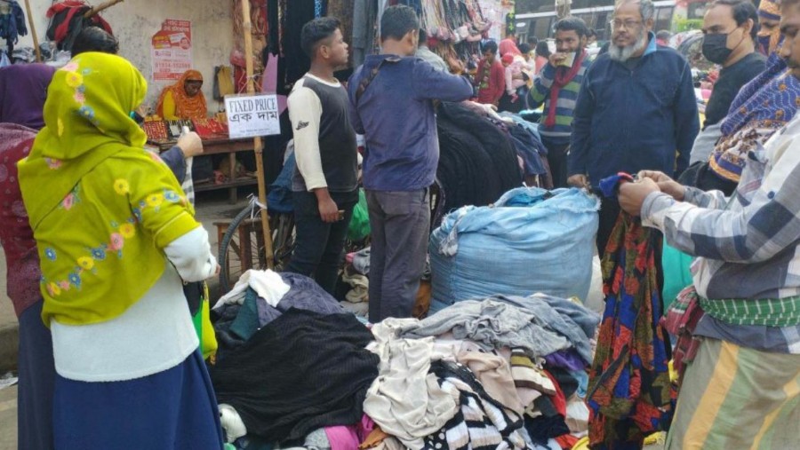শীতের সাথে পাল্লা দিয়ে বেড়েছে শীতবস্ত্রের দাম, ফুটপাত-বিপণি বিতানে ভিড় শীত, শীতবস্ত্র, ফুটপাত, বিপণি বিতান, ভিড়