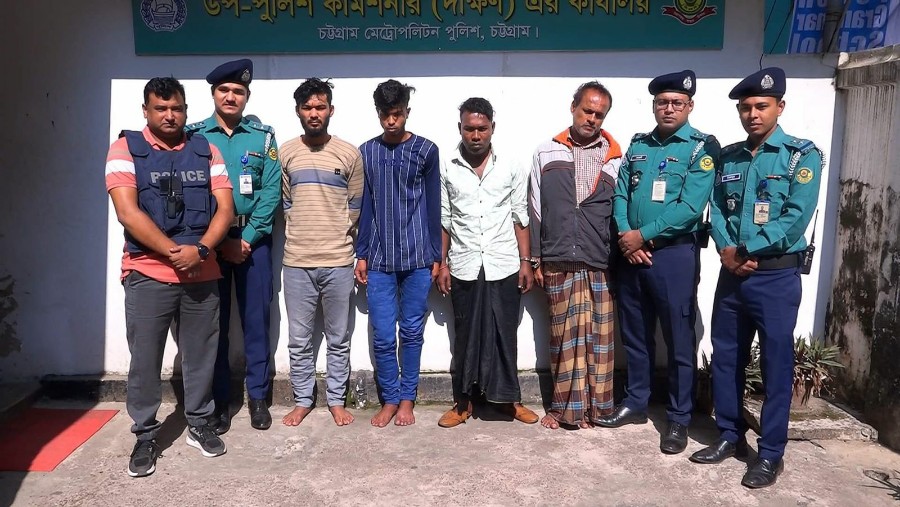 বিদেশি আলোকচিত্রীর ব্যাগ ছিনতাই: গ্রেফতার ৪ বিদেশি আলোকচিত্রীর ব্যাগ ছিনতাই: গ্রেফতার ৪