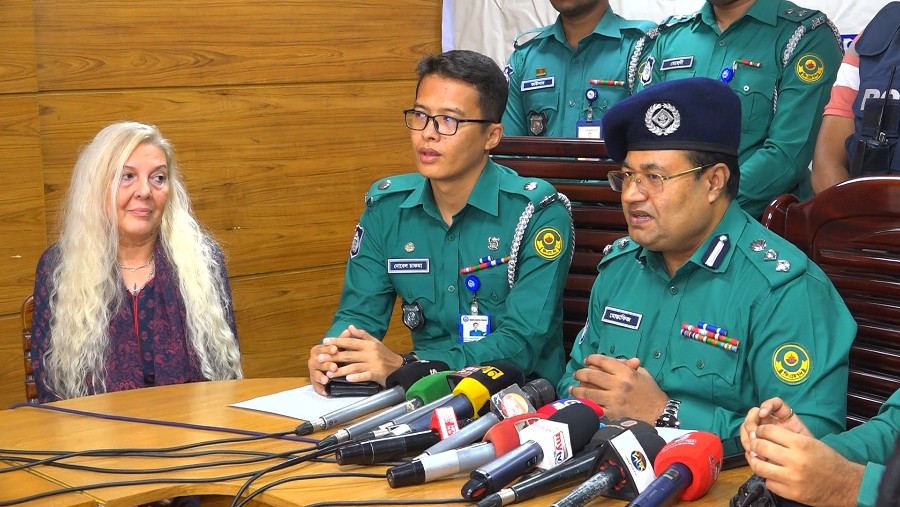 বিদেশি আলোকচিত্রীর ব্যাগ ছিনতাই: গ্রেফতার ৪ বিদেশি আলোকচিত্রীর ব্যাগ ছিনতাই: গ্রেফতার ৪