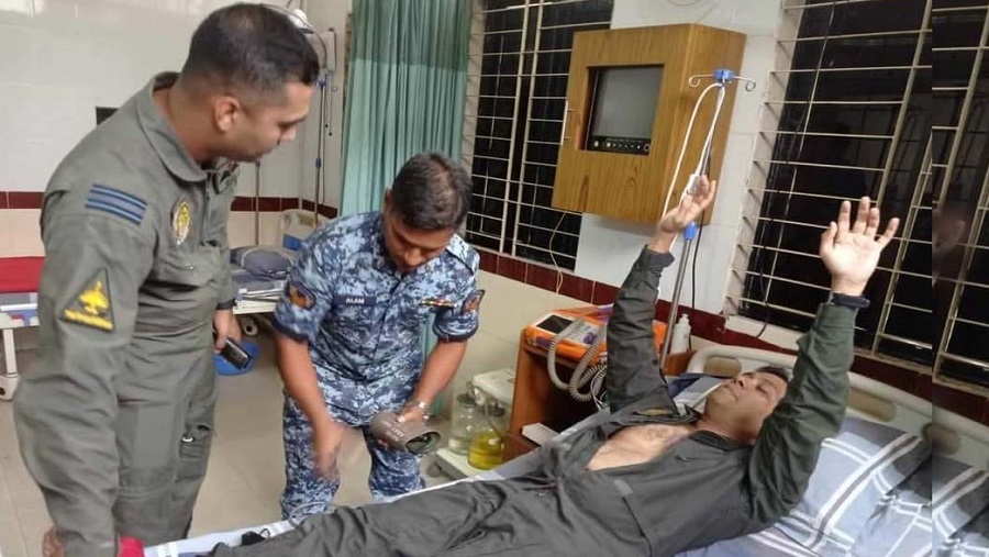 মারা গেছেন পাইলট অসীম,হাসপাতালে কো-পাইলট পতেঙ্গা, বিমান বিধ্বস্ত, পাইলট
